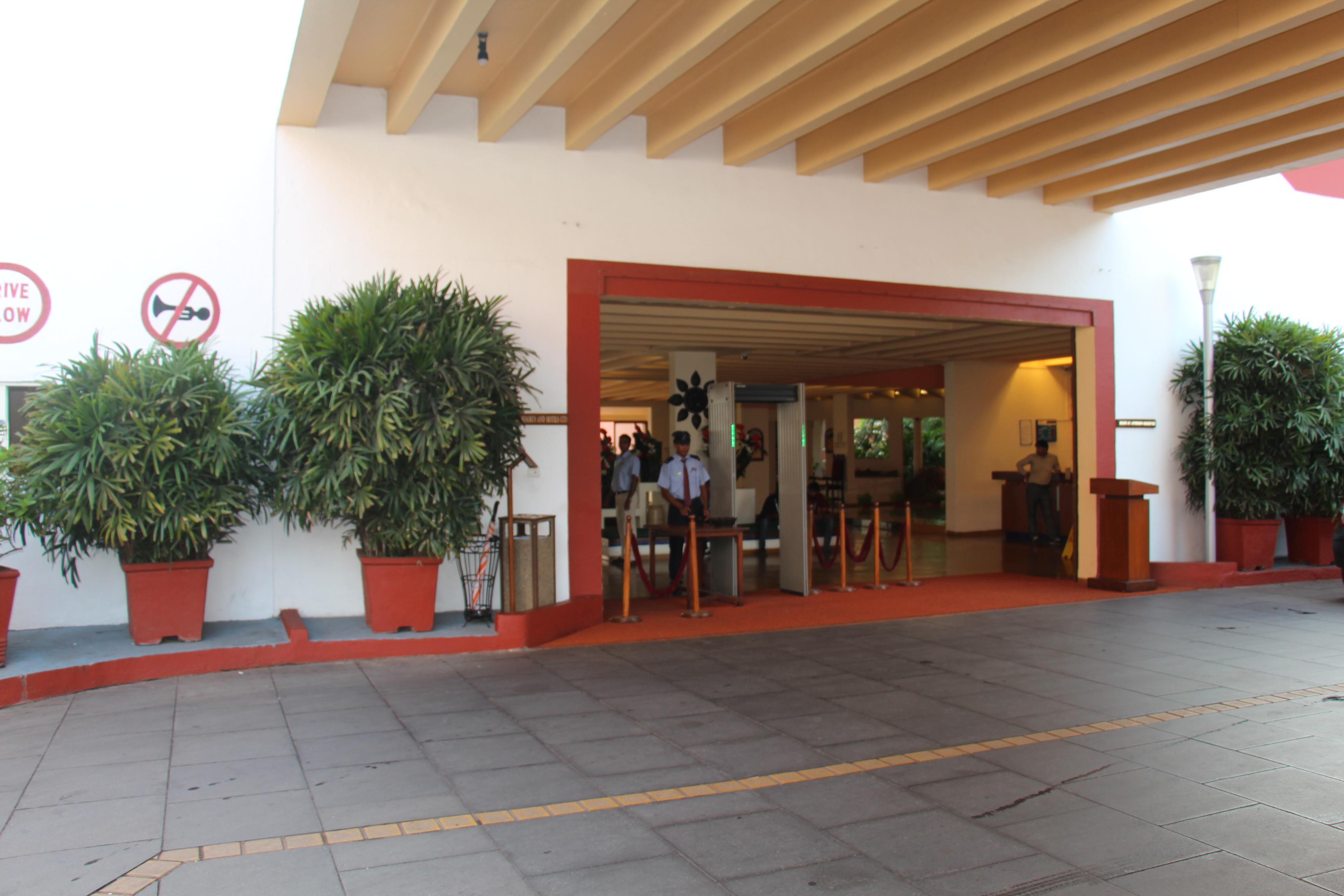 Taj Cidade De Goa Heritage, Goa Santa Cruz Exteriör bild Entrance to the hotel